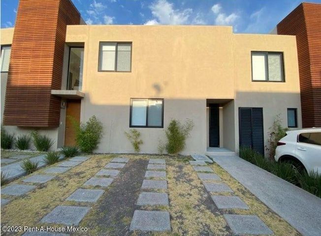 Casa en Renta 2 recamaras sala de TV estudio jardin privado Zakia Queretaro
