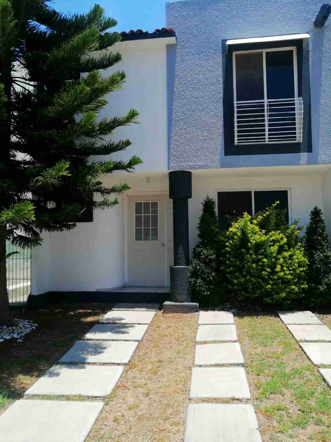 Rento Casa en Fraccionamiento Palmares Con Jardín en Querétaro