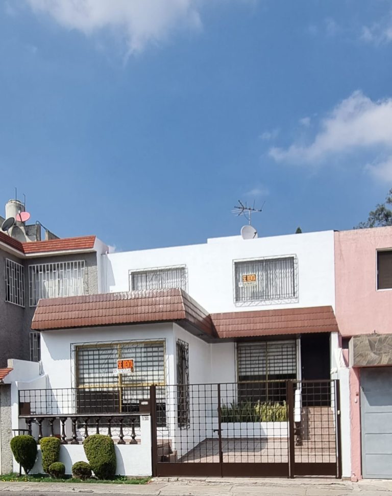 Bonita Casa con Luz y en Excelentes Condiciones en Lomas Verdes.