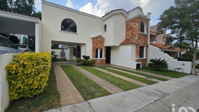 Casa en Venta en Bugambilias Zapopan Jalisco (1)