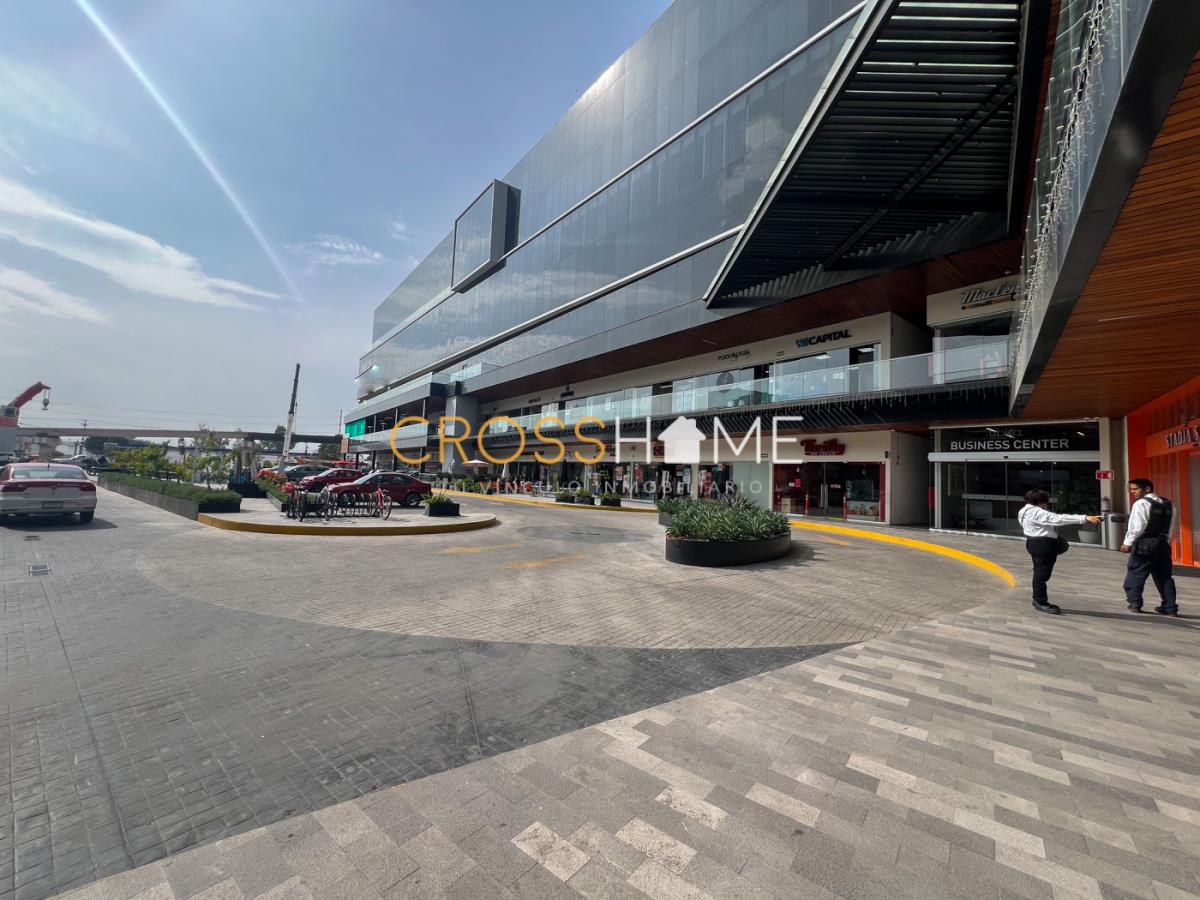 Local en RENTA 304 M2 en Plaza Comercial en el Centro de Queretaro (2)