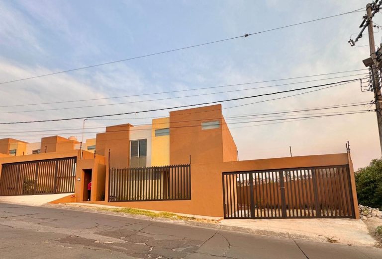 preciosa casa en venta con amplio jardin