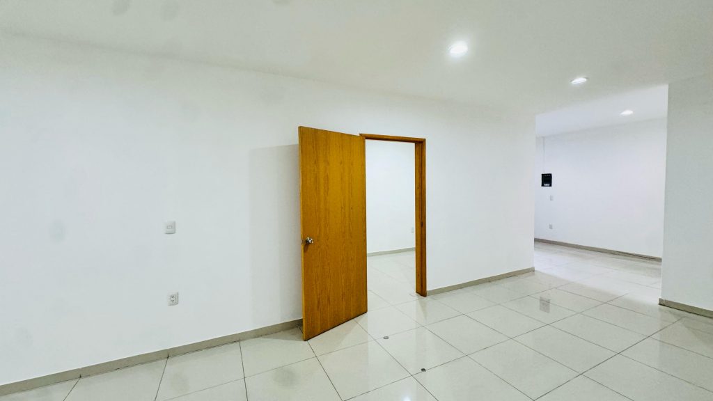 INTERIOR 4