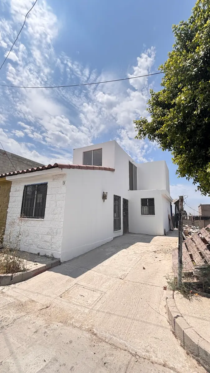 Casa en Venta en Jardin Dorado, Tijuana, Baja California