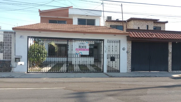 Casa en Renta con 4 recamaras en Jardines de la Hacienda, Querétaro
