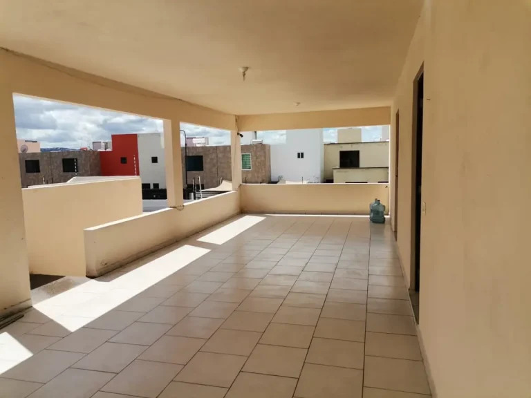 CUARTO AMUEBLADO CON SERVICIOS Y LUGAR DE ESTACIONAMIENTO SOLO SON 2 Y TERRAZA
