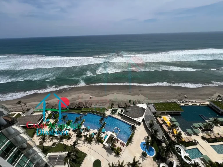 En Venta, Penthouse de playa para reparar. Con 6 Recámaras, Terrazas y Jacuzzi