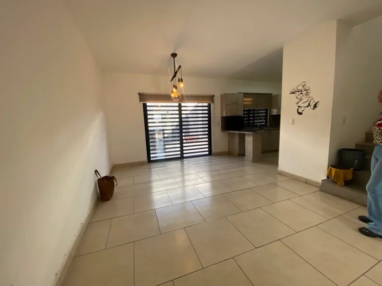 Casa en RENTA con recámara en planta baja Valle de los almendros