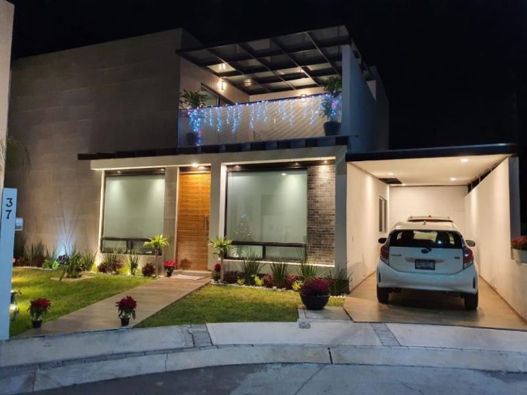 HERMOSA CASA CON 3 ESTACIONAMIENTOS LATERALES, ACABADOS DE LUJO.