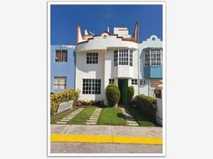 Casa-en-Venta-en-Claustros-de-San-Miguel-Cuautitlan-Izcalli-Mexico-1