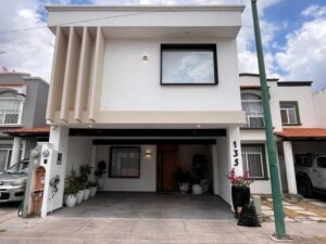 CASA EN VENTA CON TERMINADOS DE LUJO