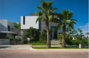 Casa en Venta, 4 Recámaras, 3 Niveles, Piscina, Muelle, Puerto Cancún