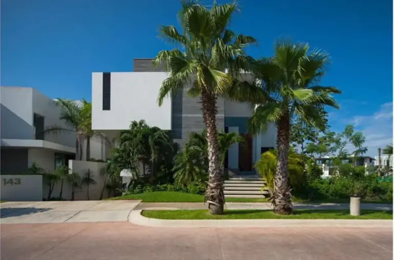 Casa en Venta, 4 Recámaras, 3 Niveles, Piscina, Muelle, Puerto Cancún