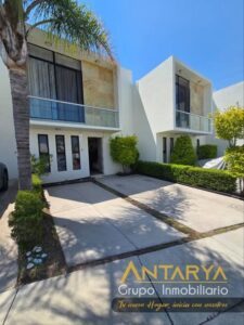 SE VENDE CASA DE 3 HABITACIONES | COCHERA PARA 2 AUTOS | ESTANCIA DE TV ó ESTUDIO | HERMOSAS AMENIDADES. Queretaro