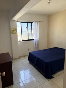 Habitación amplia- cama matrimonial, clóset y mueble para computadora, para una persona Queretaro