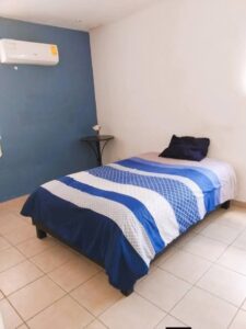 Habitacion en renta con clima para 1 persona ubicada en zona Guadalupe.