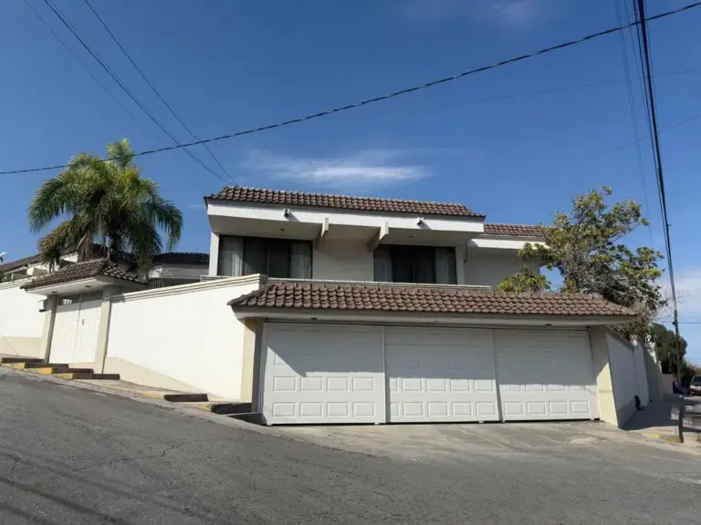 EN VENTA RESIDENCIA en esquina con casa de huéspedes, Col. Guadalupe Coahuila
