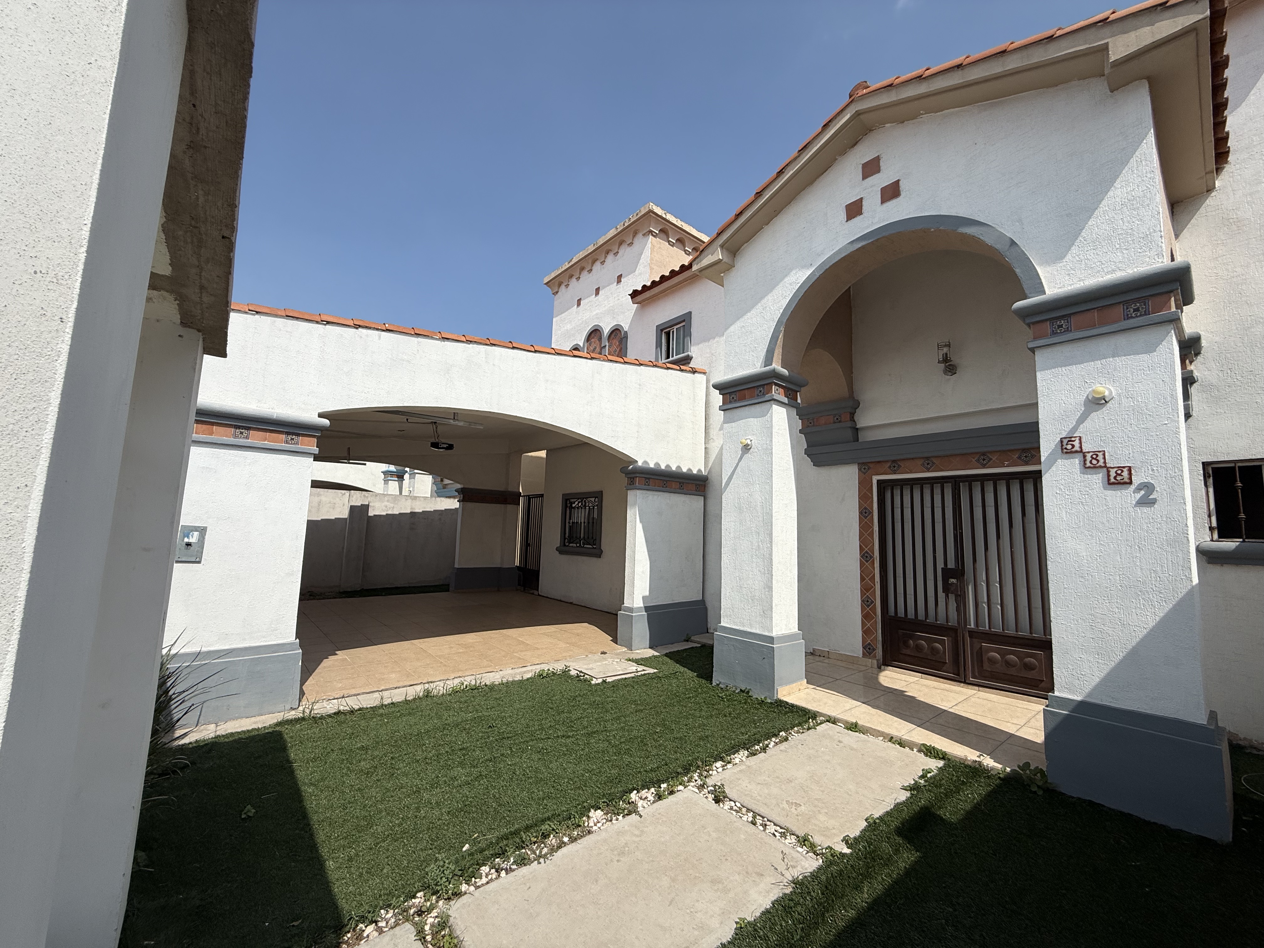 CASA EN RENTA CON PORTON SECTOR AEROPUERTO